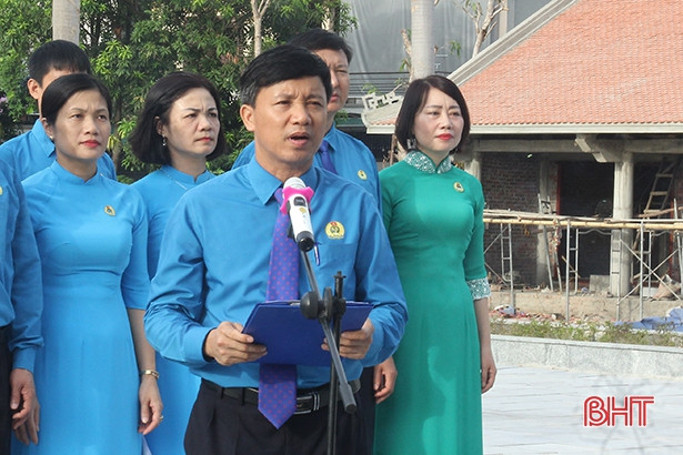 Cán bộ công đoàn Hà Tĩnh dâng hương, báo công với Bác Hồ