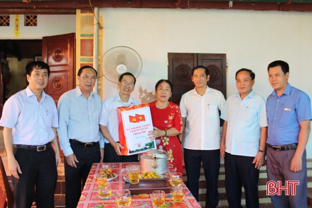 Trưởng ban Tuyên giáo Tỉnh ủy Hà Tĩnh tặng quà các gia đình chính sách