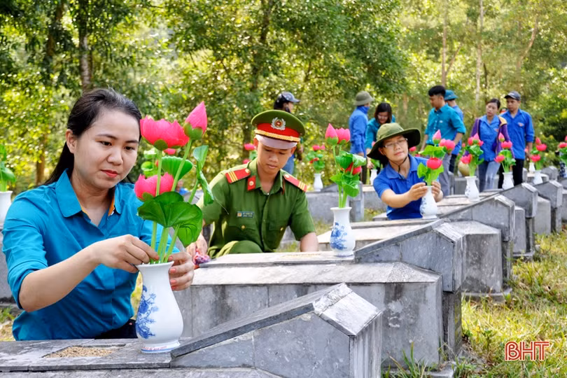 Hơn 7.000 đóa sen dâng mộ liệt sỹ tại Hà Tĩnh