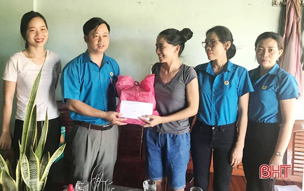 Công đoàn Hà Tĩnh trao nhà mái ấm, tặng quà đoàn viên khó khăn