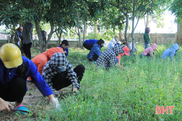 500 ĐVTN Nghi Xuân làm vệ sinh môi trường ở các nghĩa trang