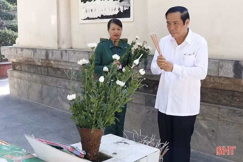 Đoàn công tác Ban Tổ chức Trung ương dâng hương, tặng quà tại Khu di tích Ngã ba Đồng Lộc