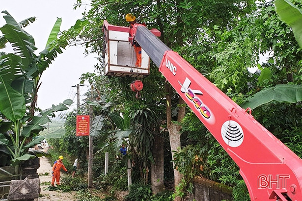 Nơi nào dân hiến đất, nơi đó có Điện lực Hương Sơn chỉnh trang lưới điện