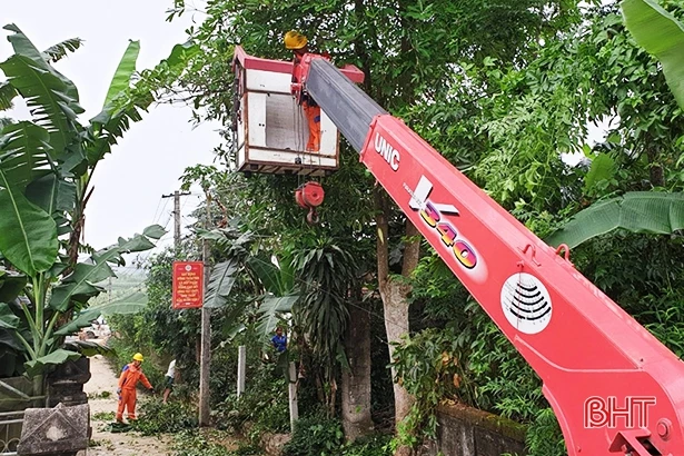 Nơi nào dân hiến đất, nơi đó có Điện lực Hương Sơn chỉnh trang lưới điện