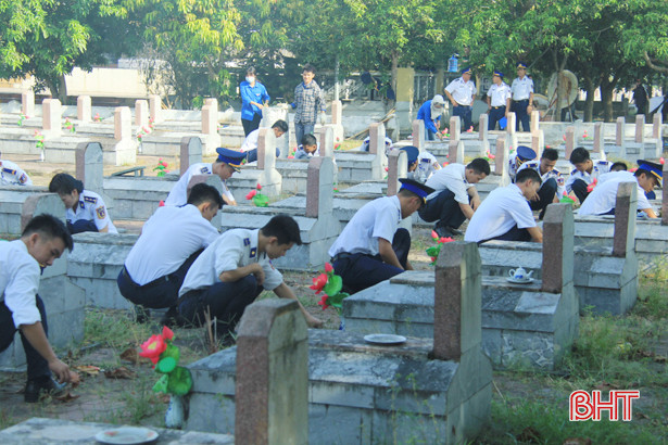 500 ĐVTN Nghi Xuân làm vệ sinh môi trường ở các nghĩa trang