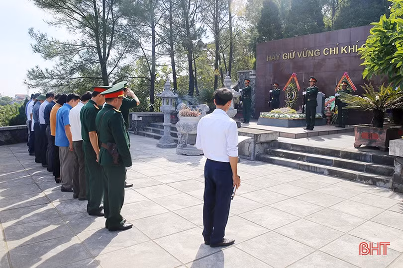 Lãnh đạo tỉnh Hà Tĩnh dâng hương tri ân các anh hùng, liệt sỹ