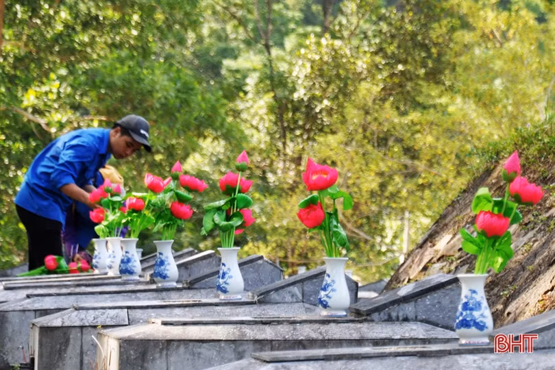 Hơn 7.000 đóa sen dâng mộ liệt sỹ tại Hà Tĩnh