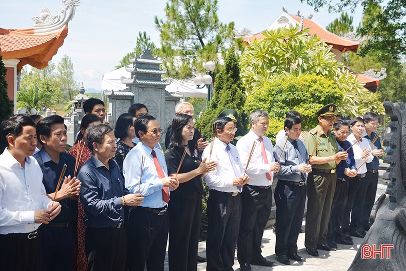 Lãnh đạo tỉnh Hà Tĩnh dâng hương tại Nghĩa trang Trường Sơn, Đường 9