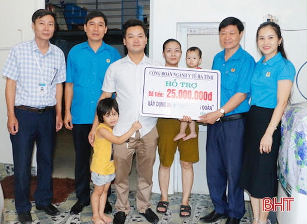 Công đoàn Hà Tĩnh trao nhà mái ấm, tặng quà đoàn viên khó khăn