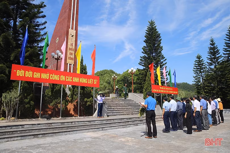 Lãnh đạo tỉnh Hà Tĩnh dâng hương tri ân các anh hùng, liệt sỹ