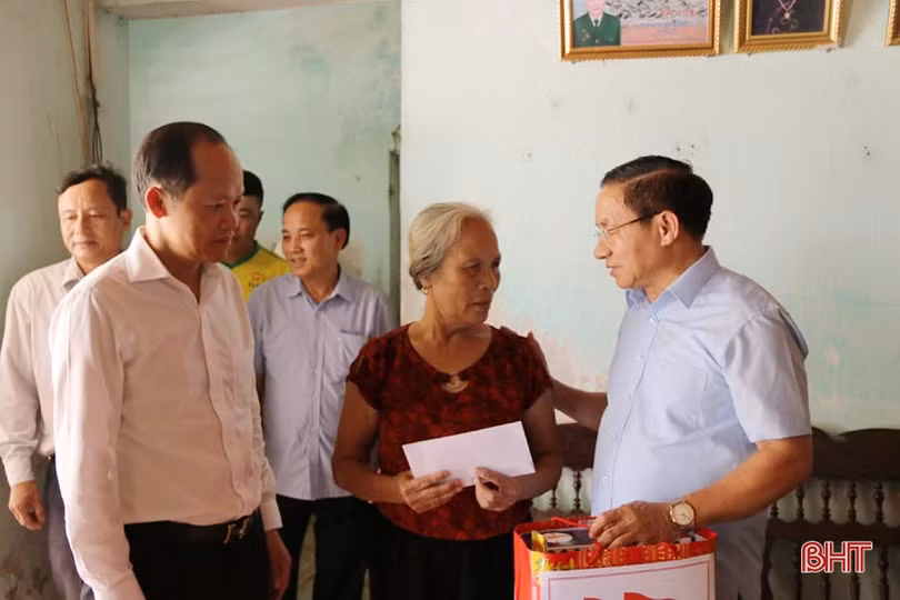 Bí thư Tỉnh ủy Lê Đình Sơn thăm hỏi, tặng quà gia đình chính sách tại TP Hà Tĩnh