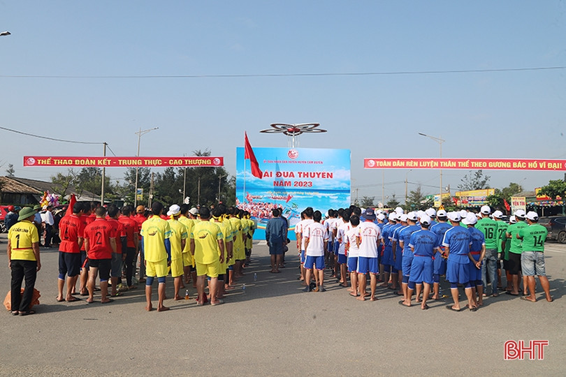 Tranh tài đua thuyền trên biển ở Cẩm Xuyên
