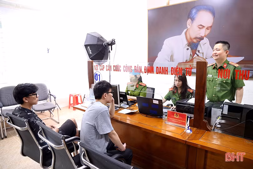 Xuyên lễ cấp căn cước công dân, định danh điện tử ở Hà Tĩnh