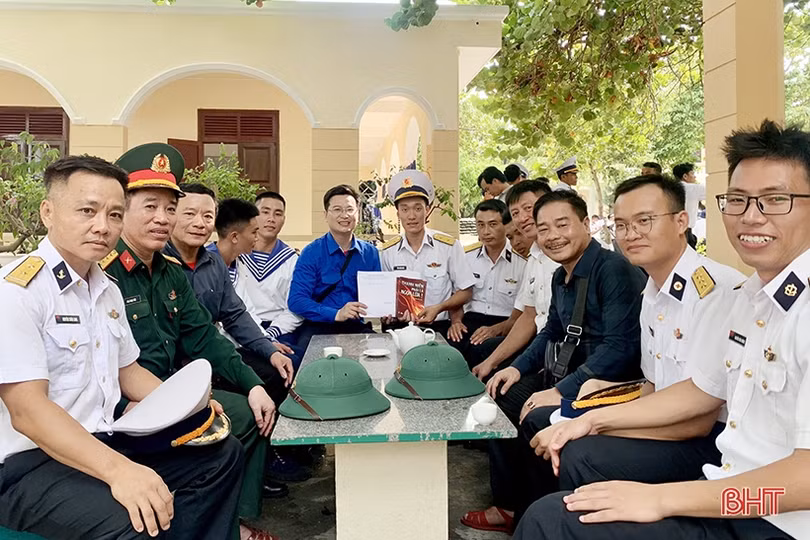 Đoàn công tác Hà Tĩnh thăm quần đảo Trường Sa và Nhà giàn DK1