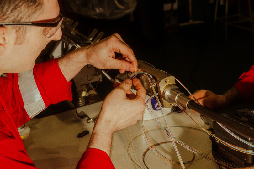 Sửa chữa một tuyến cáp quang biển có thể mất hàng tháng do phải xin cấp phép để đi qua hải phận của nhiều quốc gia, sau đó kéo đoạn cáp hỏng lên thuyền và ghép nối. Ảnh: Bloomberg . 2 tháng nữa cáp quang biển sửa xong