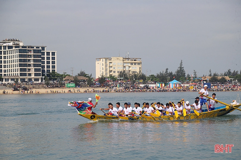 Thị trấn Thiên Cầm vô địch đua thuyền huyện Cẩm Xuyên năm 2023