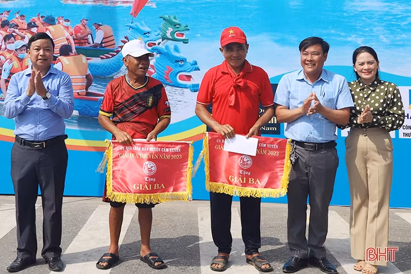 Thị trấn Thiên Cầm vô địch đua thuyền huyện Cẩm Xuyên năm 2023