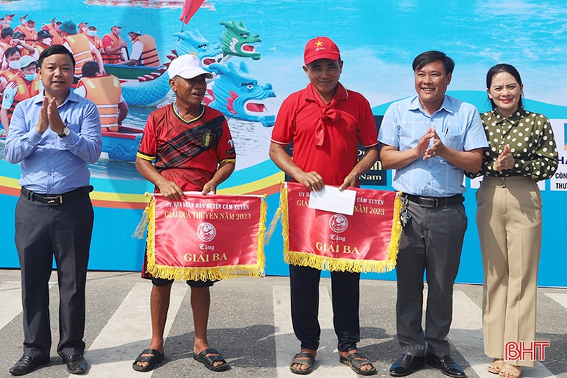 Thị trấn Thiên Cầm vô địch đua thuyền huyện Cẩm Xuyên năm 2023