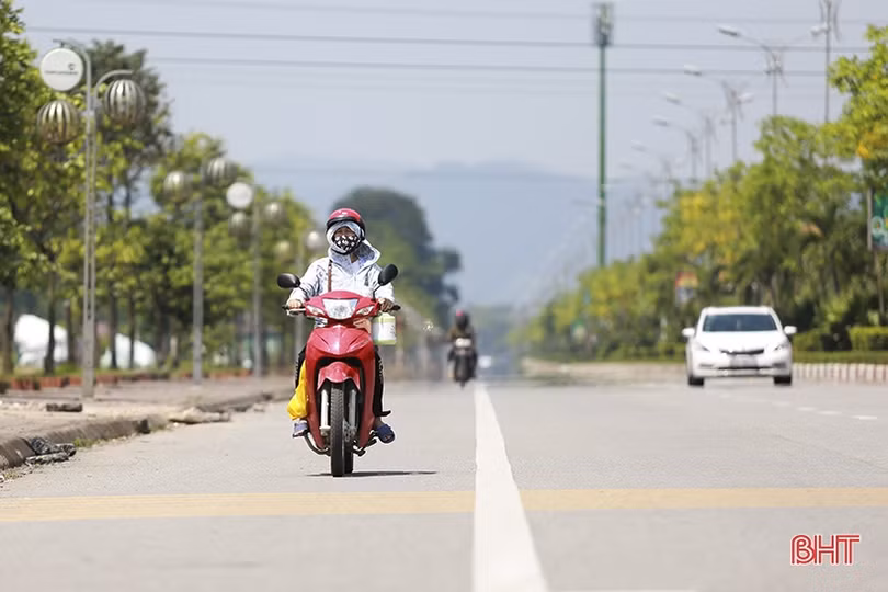 Vất vả chống chọi nắng nóng gay gắt ở đô thị trung tâm Hà Tĩnh