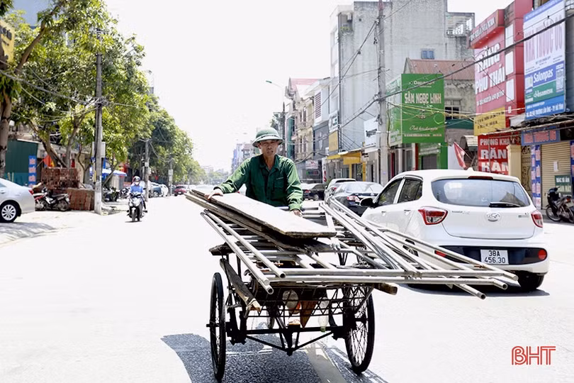 Vất vả chống chọi nắng nóng gay gắt ở đô thị trung tâm Hà Tĩnh