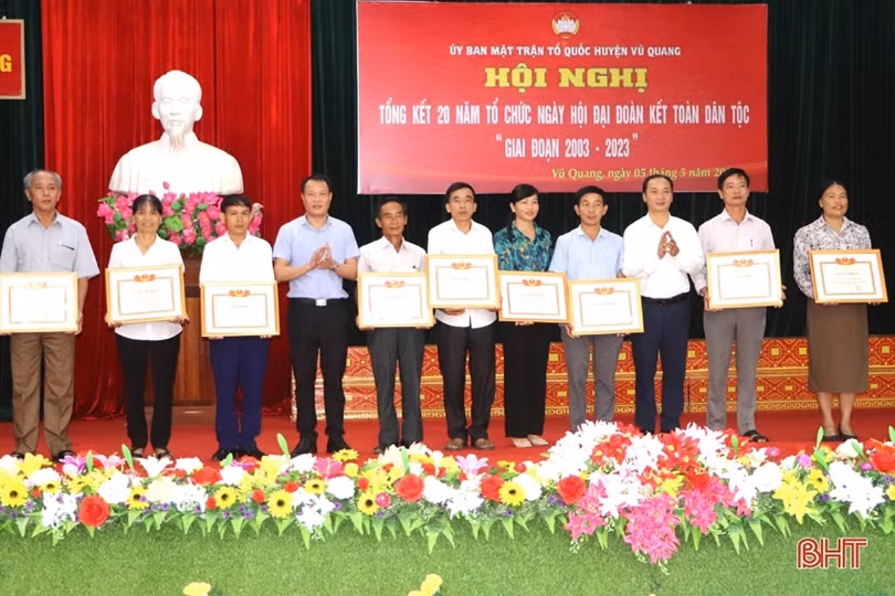 Vũ Quang biểu dương 16 điển hình qua 20 năm tổ chức ngày hội đại đoàn kết