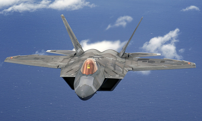 Mỹ điều ba tiêm kích F-22 giám sát khí cầu lạ