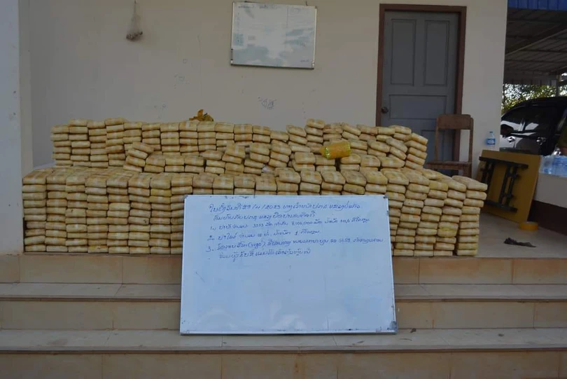 Lái xe bán tải chở hơn 7 triệu viên ma túy tông sập tường rào nhà dân