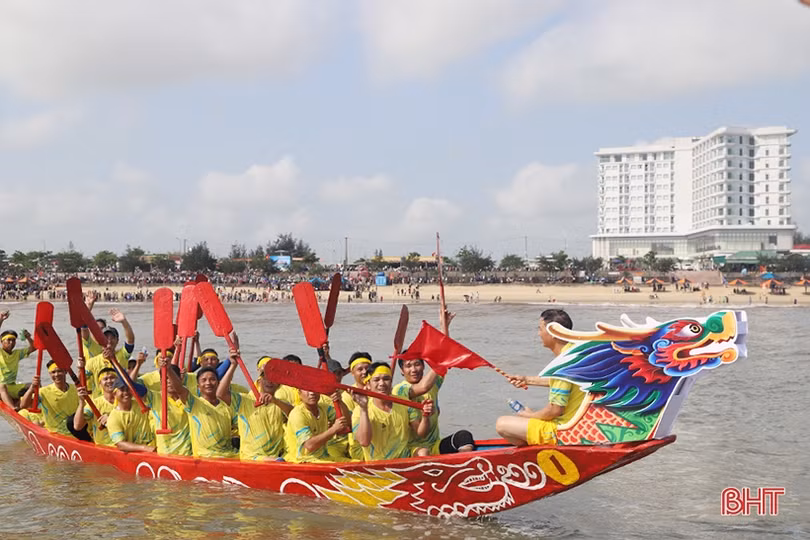 Tranh tài đua thuyền trên biển ở Cẩm Xuyên