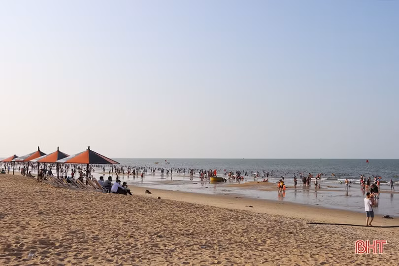Các bãi biển Hà Tĩnh kín khách du lịch