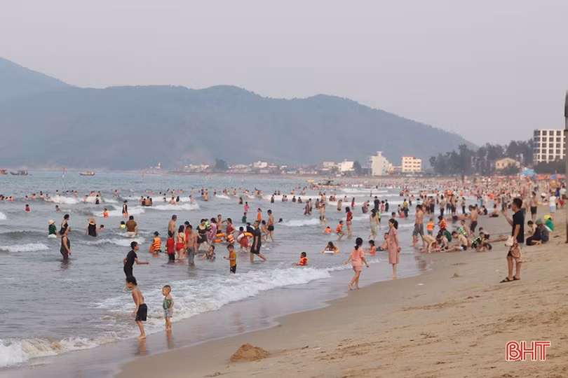Nắng nóng, cả nghìn du khách đổ về Thiên Cầm tắm biển