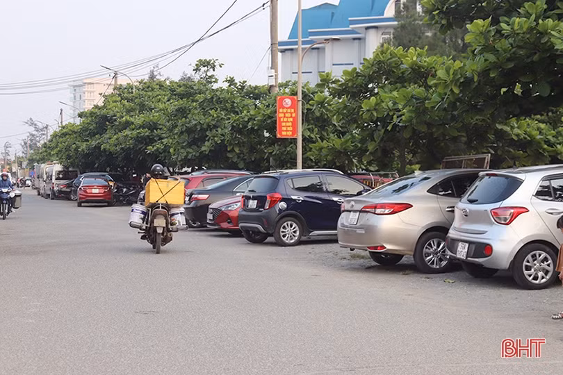 Nắng nóng, cả nghìn du khách đổ về Thiên Cầm tắm biển