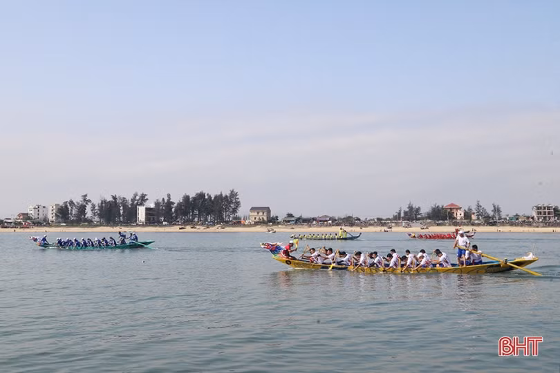 Thị trấn Thiên Cầm vô địch đua thuyền huyện Cẩm Xuyên năm 2023