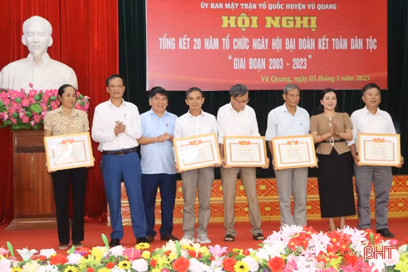 Vũ Quang biểu dương 16 điển hình qua 20 năm tổ chức ngày hội đại đoàn kết