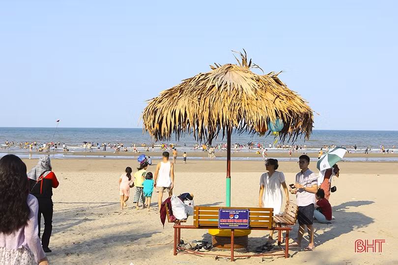 Các bãi biển Hà Tĩnh kín khách du lịch