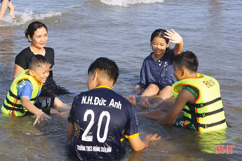 Các bãi biển Hà Tĩnh kín khách du lịch