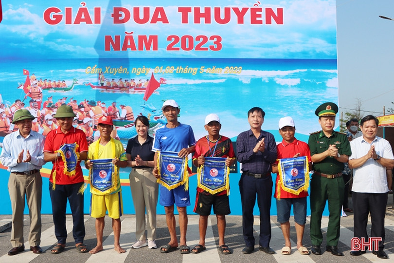 Tranh tài đua thuyền trên biển ở Cẩm Xuyên