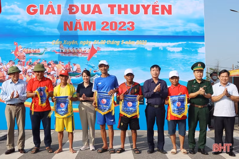 Tranh tài đua thuyền trên biển ở Cẩm Xuyên