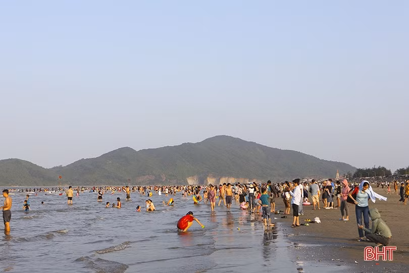 Các bãi biển Hà Tĩnh kín khách du lịch