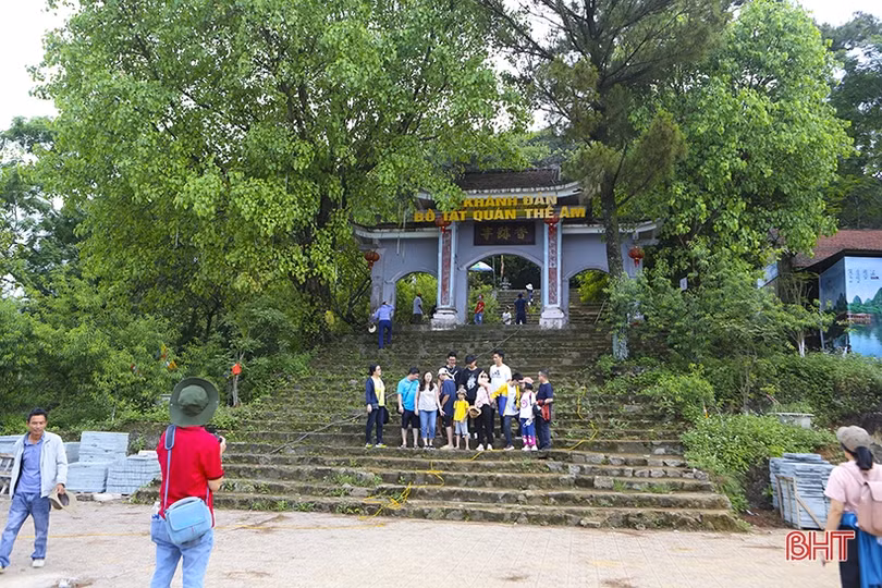 Chùa Hương Tích Hà Tĩnh đón hàng nghìn du khách