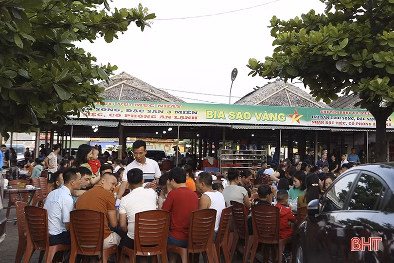 Các bãi biển Hà Tĩnh kín khách du lịch