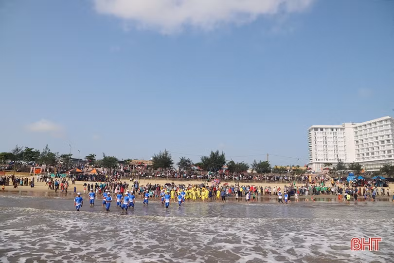 Tranh tài đua thuyền trên biển ở Cẩm Xuyên