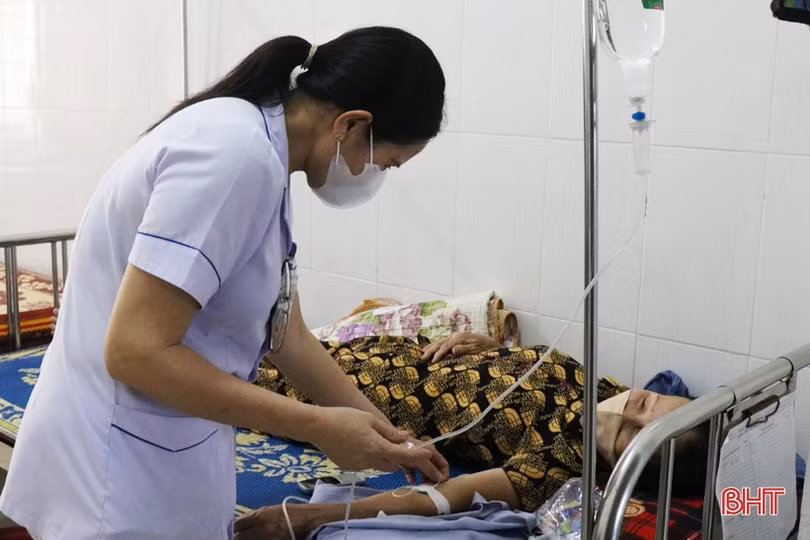 Hà Tĩnh: Nắng nóng khiến người già, trẻ nhỏ vào viện tăng cao