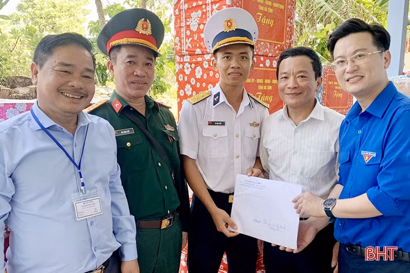 Đoàn công tác Hà Tĩnh thăm quần đảo Trường Sa và Nhà giàn DK1