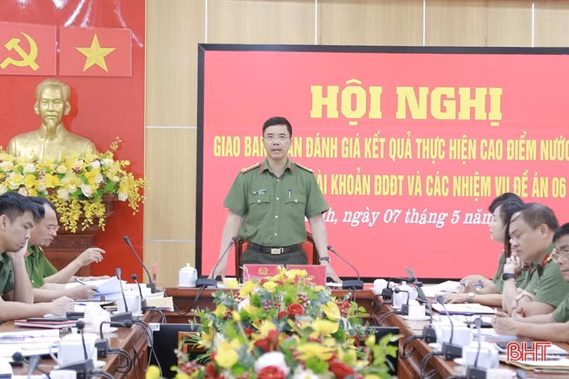 Trao thưởng các tập thể, cá nhân xuất sắc trong thực hiện Đề án 06