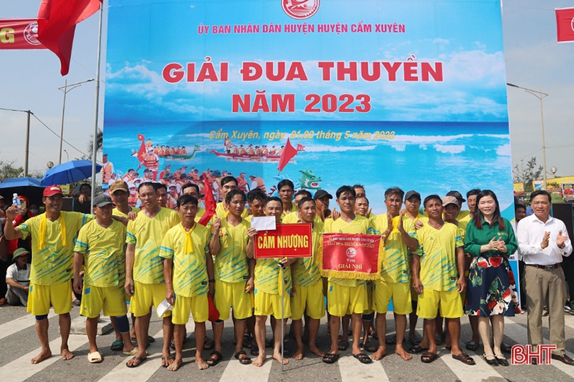 Thị trấn Thiên Cầm vô địch đua thuyền huyện Cẩm Xuyên năm 2023