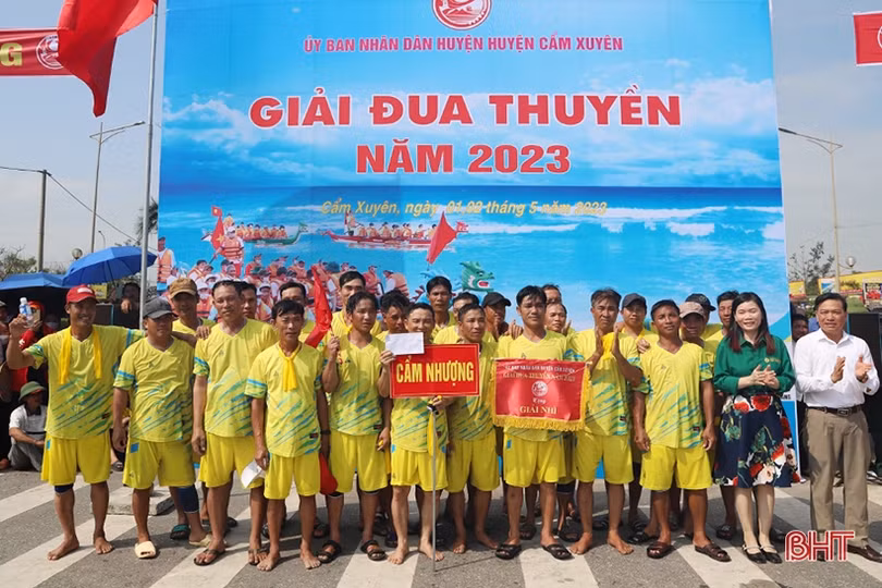 Thị trấn Thiên Cầm vô địch đua thuyền huyện Cẩm Xuyên năm 2023