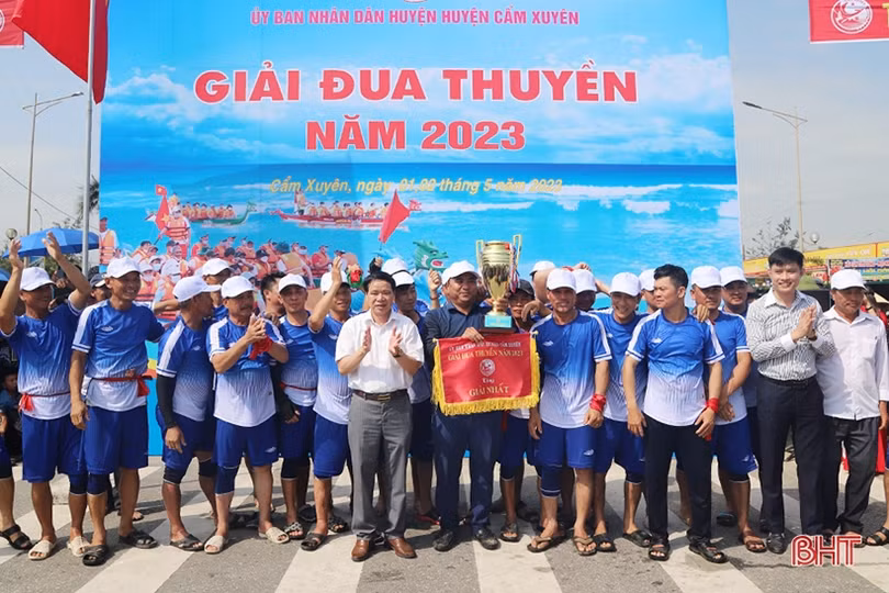 Thị trấn Thiên Cầm vô địch đua thuyền huyện Cẩm Xuyên năm 2023