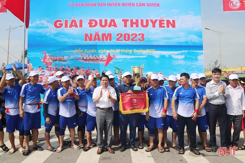 Thị trấn Thiên Cầm vô địch đua thuyền huyện Cẩm Xuyên năm 2023