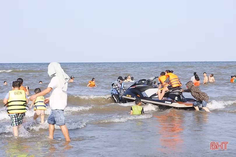 Các bãi biển Hà Tĩnh kín khách du lịch