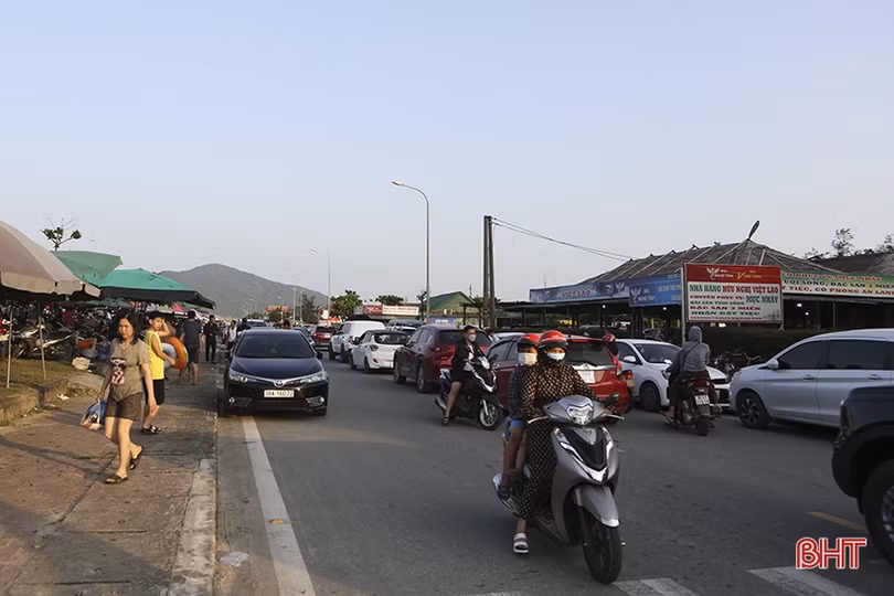 Các bãi biển Hà Tĩnh kín khách du lịch